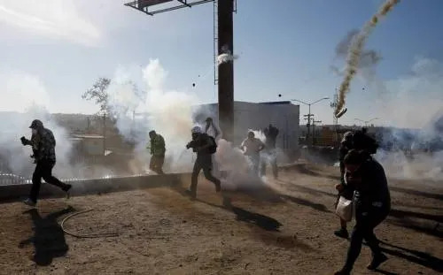 Por uso de gas lacrimógeno contra migrantes, California considera acciones legales