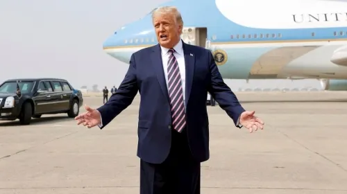 Trump y su esposa en aislamiento tras contagio de COVID-19 de asesora