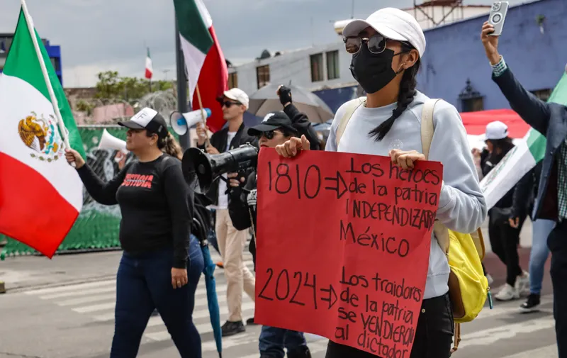 Trabajadores del Poder Judicial bloquean bulevar 5 de Mayo