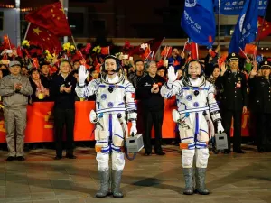 Astronautas chinos emprenden regreso, tras completar misión