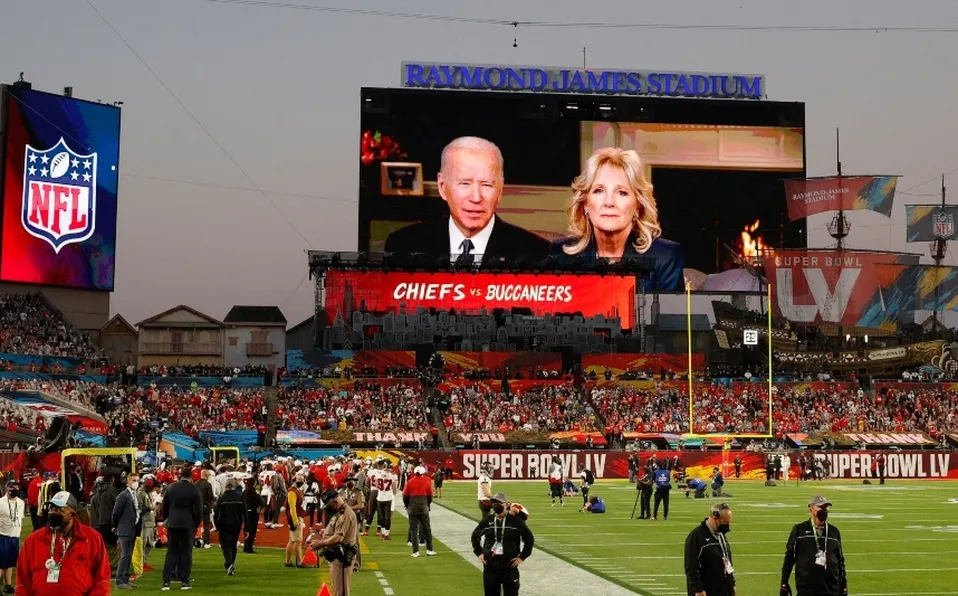 En mensaje durante el Super Bowl, Biden pide minuto de silencio por víctimas de Covid-19