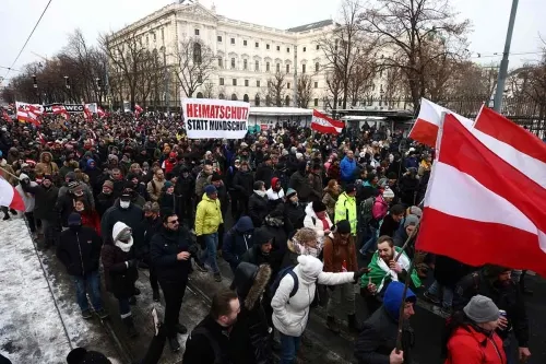 Miles protestan en Austria en marcha anticovid