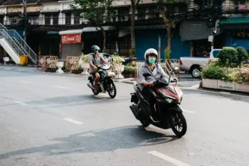 Motos y scooters eléctricos deberán portar placas en Puebla