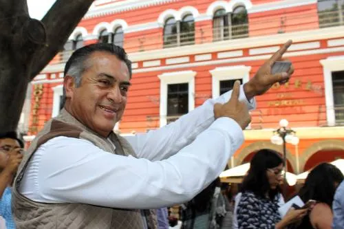 Defiende Banck al “Bronco” por hacer campaña en el zócalo; no habrá sanción