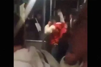 Pasajeros de la Línea 3 de la RUTA someten a golpes a tres ladrones