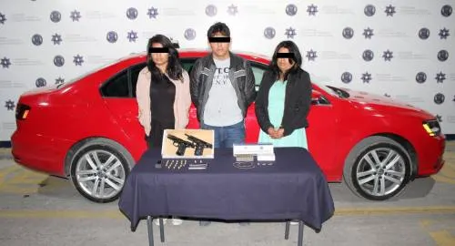 Arrestan a tres personas por portación ilegal de arma de fuego y cohecho