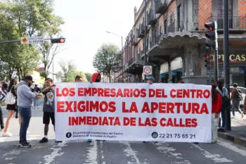 Comerciantes establecidos se manifiestan en la 11 Sur para exigir reapertura de calles en el Centro Histórico