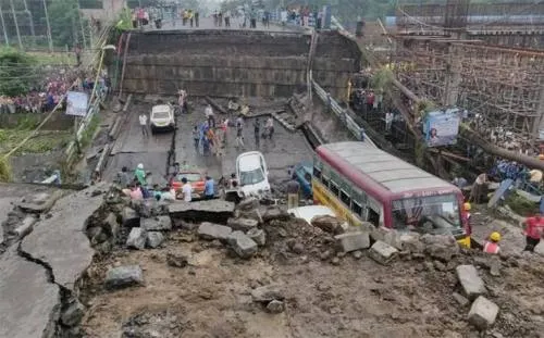 Se derrumba puente en la ciudad india de Calcuta