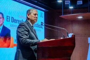 El fiscal Gilberto Higuera destacó el papel del Derecho y la justicia como pilares de la democracia en la Anáhuac Puebla