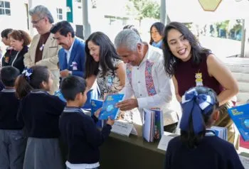 Dona SEP federal 673 libros de lectura a estudiantes poblanos