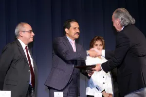 Entrega rector BUAP reconocimientos a miembros de la Facultad de Medicina