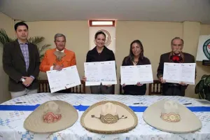 Recibe SMDIF dos animales para fortalecer el servicio de Equinoterapia