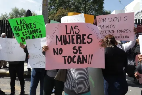 Un grupo de mujeres se manifestaron contra el director del Instituto Registral y Catastral