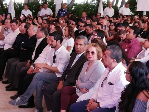 Escuderos de Elba Esther y líderes del SNTE pelean la SEP