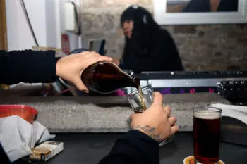 Aprueban regidores prohibir venta de bebidas alcohólicas a menores en salones sociales de Puebla