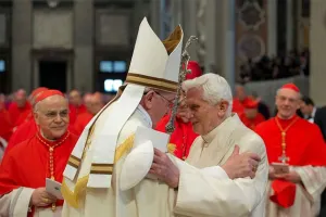 Papa Francisco nombra a 19 cardenales; asiste a ceremonia Benedicto XVI