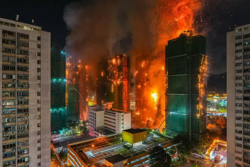 Incendio en complejo residencial de Hong Kong suma 146 muertos y 79 heridos