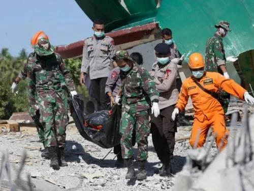 Más de 100 muertos en Indonesia por sismo