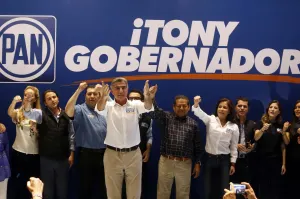Junto a panistas, festeja Tony Gali victoria en las urnas