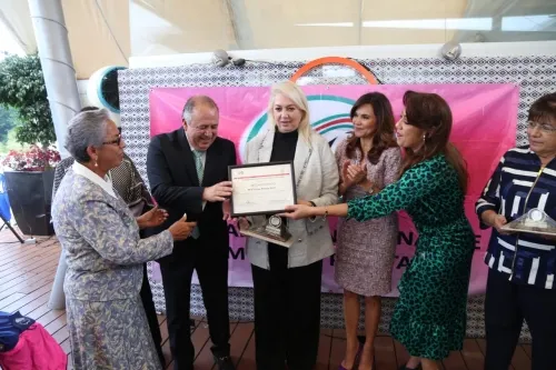 Entrega ONMPRI presea Carmen Caballero de Cortés a dos priistas destacadas