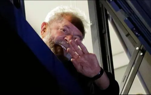 Lula rechaza entregarse a policía y presenta nuevo recurso judicial
