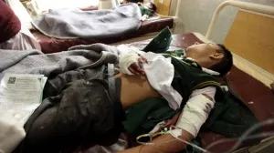 Talibanes masacran a 120 niños en escuela de Pakistán