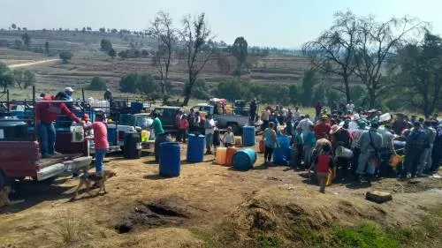Pobladores de Tláloc cargan hasta con ollas para abastecerse de combustible por ordeña de ducto