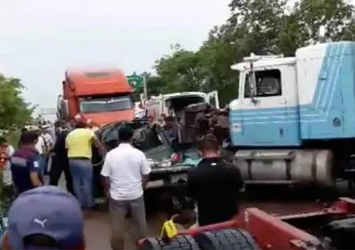 ¡Choque fatal! Tráiler destroza a camioneta en Chiapas, hay 7 muertos