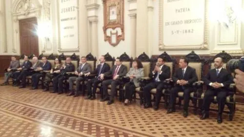 Entrega Tony Gali y Luis Banck copia de cédula real a Maldonado Venegas y Cristina Gaytán