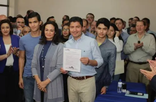 Eduardo Rivera Pérez se registra en el PAN; Morenovallistas le hacen vacío