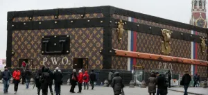 Maleta gigante Louis Vuitton causa asombro en Rusia