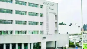 Mujer se avienta del quinto piso de un hospital en Toluca