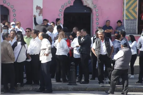 Meseros y cocineras en eventos sociales piden apoyo económico, despensas y empleo temporal
