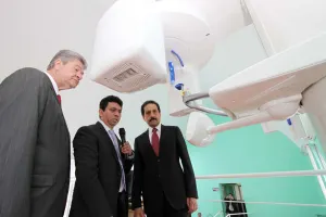Entrega rector BUAP tomógrafo digital con tecnología de punta