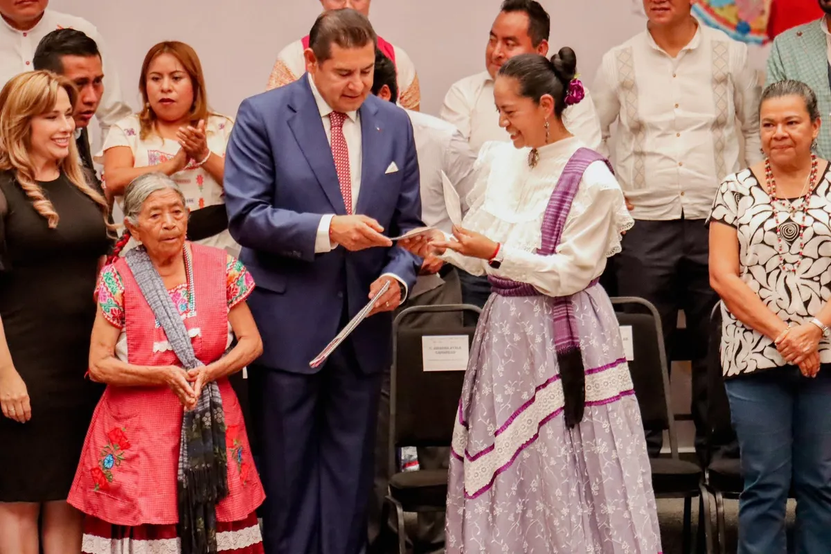 Con música y tradición, Ariadna Ayala realiza convite al gobernador para el Huey Atlixcáyotl