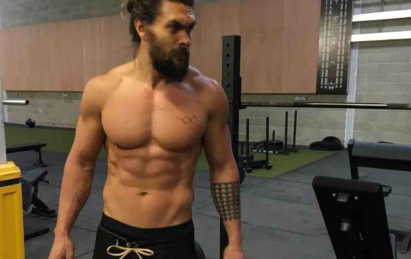chico sin camisa en el gimnasio
