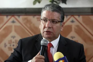 Siguen señalamientos contra Doger por deficiencias en el IMSS