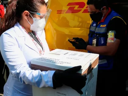 Imagen de archivo que muestra a trabajadores mÃ©dicos y logÃ­sticos realizando un simulacro de traslado de vacunas por parte de la Secretaria de la Defensa Nacional (SEDENA) y la SecretarÃ­a de Salud, en Ciudad de MÃ©xico (MÃ©xico). (Foto: JosÃ© Pazos/EFE)
