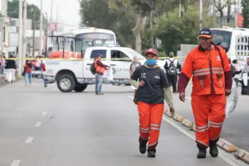 “Naranjitas” bloquean bulevar Valsequillo: exigen pago de bono atrasado 