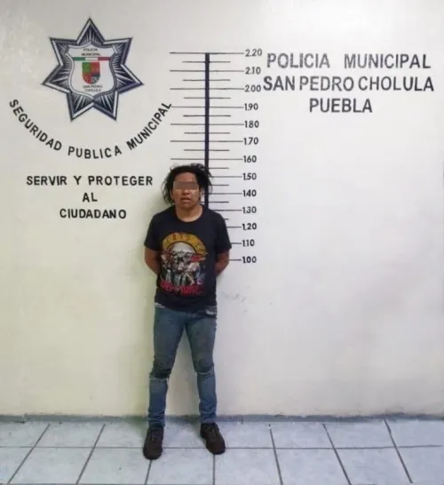 Aseguran policías de San Pedro Cholula a 2 hombres señalados por robo de vehículo