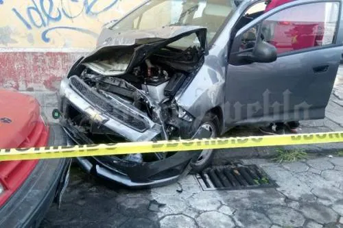 Se impacta un vehículo en una vivienda
