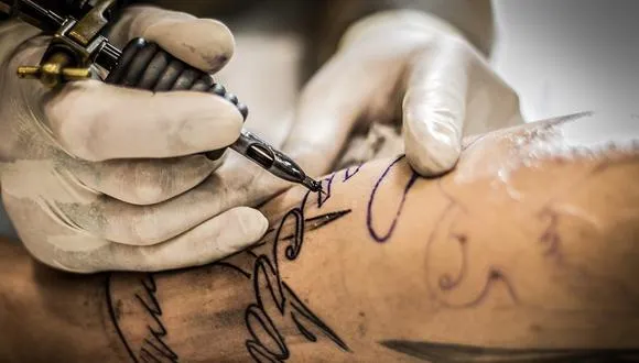 En Europa prohíben productos químicos cancerígenos en tinta de tatuajes