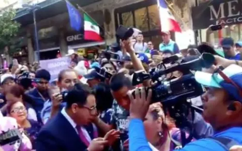 Insultan y agreden a reportero de Tv Azteca tras evento de AMLO