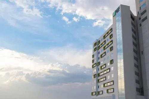 Anuncia el hotel Holiday Inn Angelópolis paquetes turísticos para estas vacaciones