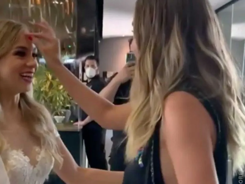 Belinda da bendición a pareja de novios