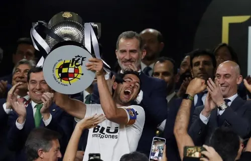 Valencia derrota 2-1 a Barcelona y gana su octava Copa del Rey