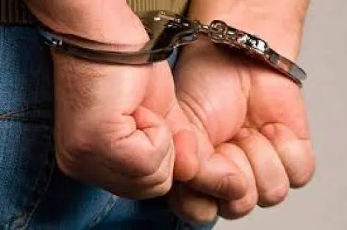 Delincuentes chocan vehículo tras huir de policías en la colonia Luz Obrera