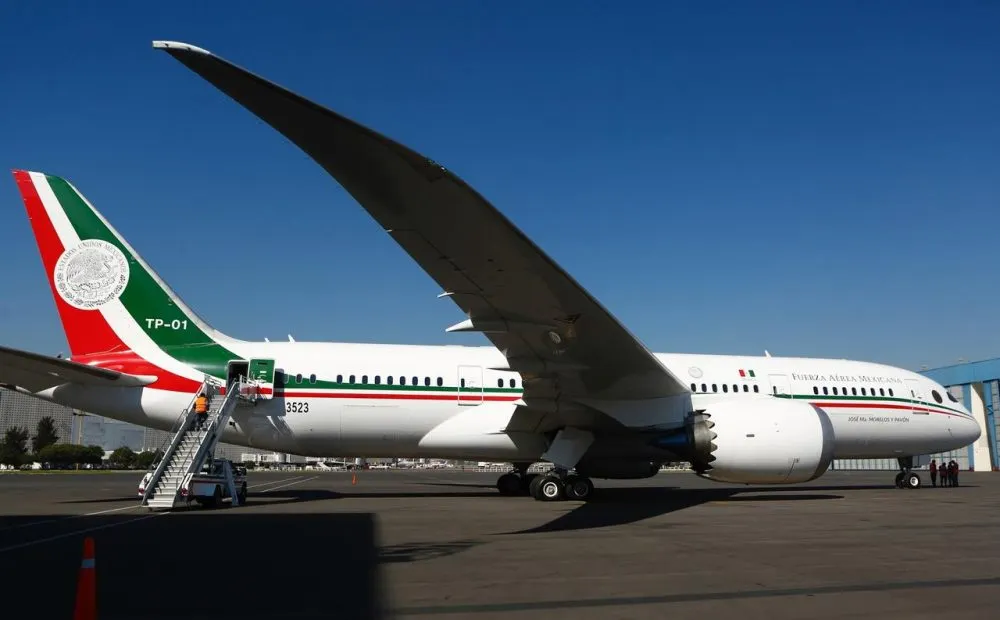 Avión presidencial da una vuelta y regresa al AICM