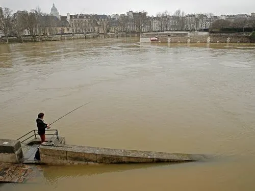 Alerta en París ante inminente desbordamiento del Río Sena