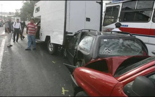Pavimento congelado provoca carambola en Coahuila